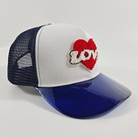Casquettes de sport personnalisées à 6 panneaux à bord pur chenille patch logo visière transparente chapeaux de camionneur en maille
