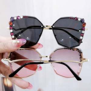 Gafas de Sol de Ojo de Gato con Cristales Irregulares y Montura de Aleación Vintage Únicas 2022 para Mujer - Product Image 6