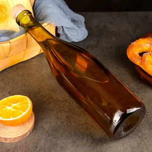 व्हिस्की बीयर स्पिरिट टकीला के लिए विंटेज स्टाइल पीले रंग की कांच की बोतल 750 मिलीलीटर कॉर्क स्टॉपर कांच की बोतल
