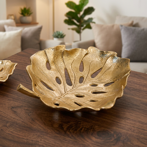 Assiette décorative en forme de feuille dorée, en métal poli, style glamour, motif végétal fait main, plat de fête - Product Image 4