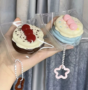 พวงกุญแจเค้กมาการองน่ารัก ขนมหวานนุ่มๆ ทำจาก TPR สำหรับห้อยกระเป๋า - Product Image 1