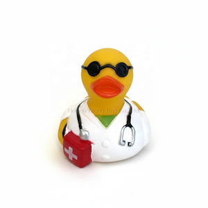 Production par lots personnalisé imprimé PVC <span class=keywords><strong>docteur</strong></span> en caoutchouc en forme de canard baignoire bain jouets avec motifs - Product Image 2