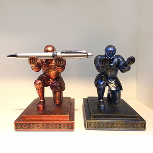 カスタムデスクオーガナイザーヨーロピアンナイト卓上装飾用ニックナックレトロ兵士ペンホルダーオフィスデコレーション - Product Image 1