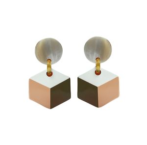 Boucles d'oreilles artisanales vietnamiennes en corne de buffle par Minh Giang Craft, accessoire de bijouterie naturel poli - Product Image 1