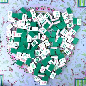 Fichas de Mahjong Americanas Personalizadas con Ilustración de Plantas en Contraste Rosa y Verde, Estilo Selva Tropical, para Fiestas de Amigas - Product Image 1