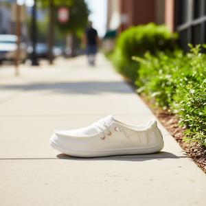 Skechers BOB รองเท้าเดินเล่นผู้หญิง, รองเท้าผ้าแคนวาสสีขาวผูกเชือกนิ้วเท้ารอบกลางพื้นรองเท้ายาง - Product Image 2