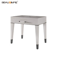 Table de chevet légère de luxe, fusion métal-bois et pieds élégants – Accent raffiné pour chambres modernes et suites d'hôtel ha