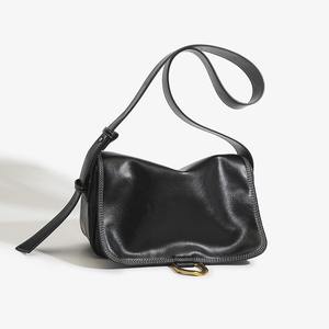 Casual and versatile women's <b>bag</b> with metal buckle and adjustable <b>shoulder</b> <b>strap</b> - Product Image 1