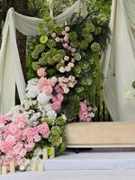 Y-049 Colonne florale de luxe rose et verte en fleurs artificielles, pour scène de mariage, décoration de toile de fond de mariage en extérieur