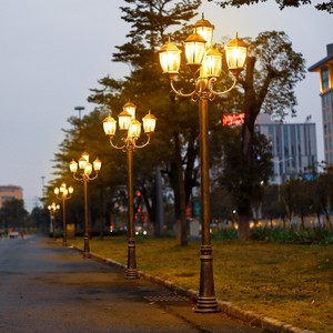Lampadaire de jardin extérieur en fer avec abat-jour en verre LED, lumière blanc chaud 2700K, IP66, ampoule A19 non amovible, AC 220V, détecteur de mouvement, alimenté par énergie solaire - Product Image 3