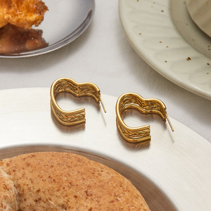 Pendientes de Aro en Forma de Corazón de Acero Inoxidable con Baño de Oro de 18K, Joyería de Moda con Tres Capas en Forma de C - Product Image 2