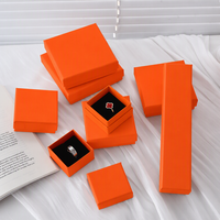 Boîte cadeau carrée en papier orange avec couvercle, impression offset 4 couleurs, design gaufré, taille personnalisée pour la Saint-Valentin et les bagues