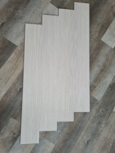 Plancher en vinyle SPC imperméable de haute qualité, système de clic 5 mm/6 mm, lames larges, grain de bois, garantie 5 ans - Product Image 6