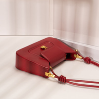 Vente chaude Chine Mode Rouge Couleur De Mariage Croix Corps Sac À Bandoulière En Cuir Véritable Sangle Unique Chaînes Bonbons Motif Étanche