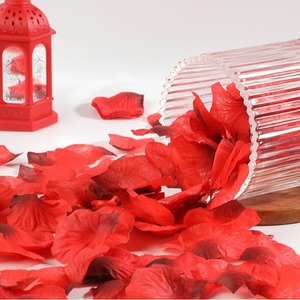 กลีบกุหลาบประดิษฐ์สีแดง ของตกแต่งงานแต่งงาน ของขวัญสำหรับคู่รัก - Product Image 1