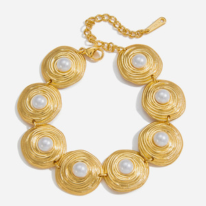 Bracelet en perles rondes dorées, imitation perle, serti de pierres, design géométrique, bijoux cadeau - Product Image 1