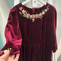 Robe de cérémonie pour filles en velours premium, bordeaux foncé, broderie florale, coupe droite, manches longues, longueur genou, pour mariages
