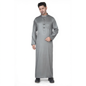 Thobe saoudien gris de qualité supérieure pour hommes, à manches longues, style Kandura arabe avec col montant et poche poitrine, pour les acheteurs du Moyen-Orient et d'Europe - Product Image 1