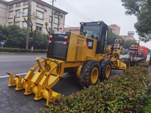 รถเกรดเดอร์ Caterpillar 140H มือสอง พร้อมระบบไฮดรอลิก ควบคุมทิศทางด้วยระบบไฮดรอลิก และอุปกรณ์ขูดถนนครบชุด - Product Image 5