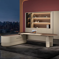 Bureau de direction élégant en forme de L avec éclairage LED et bibliothèque assortie pour PDG, directeur, bureau d'entreprise