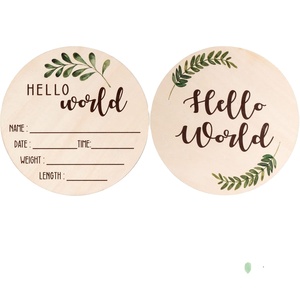 Panneau de bienvenue pour bébé nouveau-né en bois rustique gravé à la main, double face, avec inscription « Hello World » et nom, annonce de naissance à l'hôpital - Product Image 1