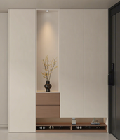 Meuble à chaussures haut de gamme sur mesure avec espace de rangement dédié pour bottes, idéal pour les entrées de villas de luxe, pour bottes longues et chaussures en cuir