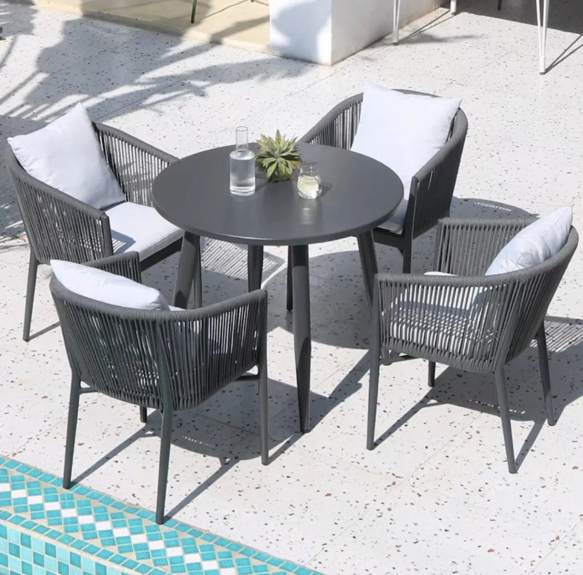 Set tavolo e sedia per mobili da esterno in alluminio di lusso moderno Set di divani in Rattan di vimini promozione per Hotel, giardino