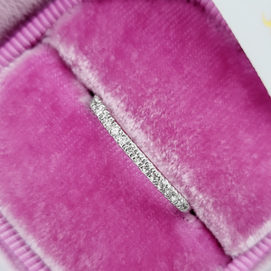 0,58 TCW corte redondo Moissanite Diamond Eternity Band en Pave Design uso diario a juego boda apilable banda regalo joyería - Product Image 1