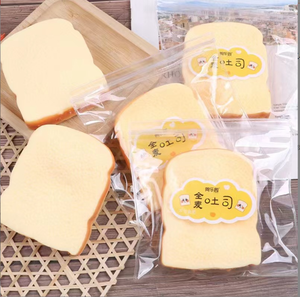 Divertido Juguete Sensorial Antiestrés de PVC con Forma de Pan Tostado en Rodajas para Niños y Adultos, Juguete Blandito con Forma de Tostada para Niños - Product Image 2