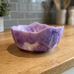Tazón de Resina Hecho a Mano, Diseño Marmoleado Morado y Blanco, Plato para Servir con Acabado Bajo Esmalte, Tazón para Servir y Exhibir Alimentos, Personalizado - Product Image 1