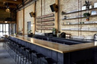 Conception d'intérieur de bar de style industriel, concept de comptoir de bar en bois, aménagement de bar rustique