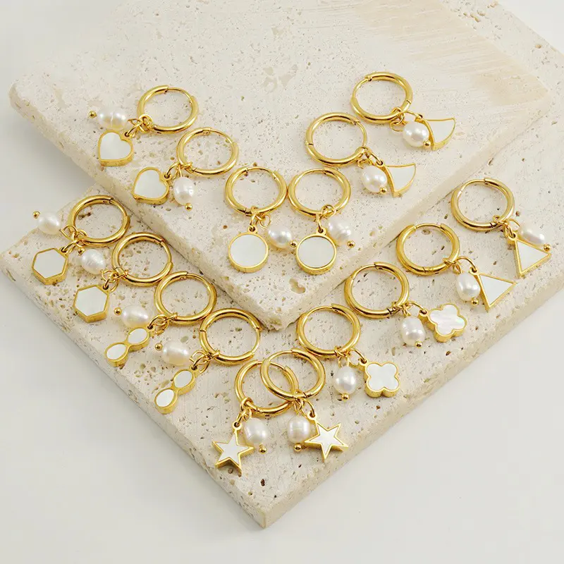Grosir anting-anting Juntai mutiara air segar cangkang putih bulat geometris baja tahan karat berlapis emas 18K untuk wanita
