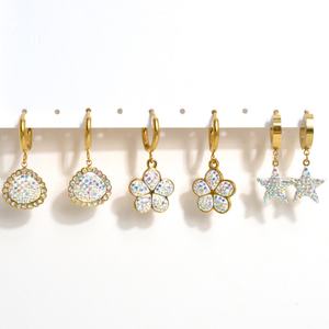 Los Mejores Aretes de Acero Inoxidable con Baño de Oro de 18k, Diseño de Flor con Circonita y Diamantes - Product Image 3