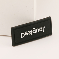 Fabrication OEM, patch en caoutchouc souple personnalisé avec logo 2D 3D, logo en relief, patchs en PVC souple avec lettres pour vêtements