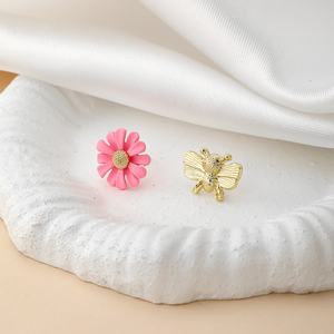 Boucles d'oreilles tendance abeille et petites marguerites, style fleurs fraîches peintes, pour femmes et jeunes filles - Product Image 4