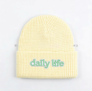 หมวกบีนนี่ผ้าวาฟเฟิลสีพาสเทลขายส่ง พร้อมป้ายปักลาย “Daily Life” หมวกทรงสกัลแคปเนื้อนุ่มสำหรับฤดูหนาว - Product Image 2
