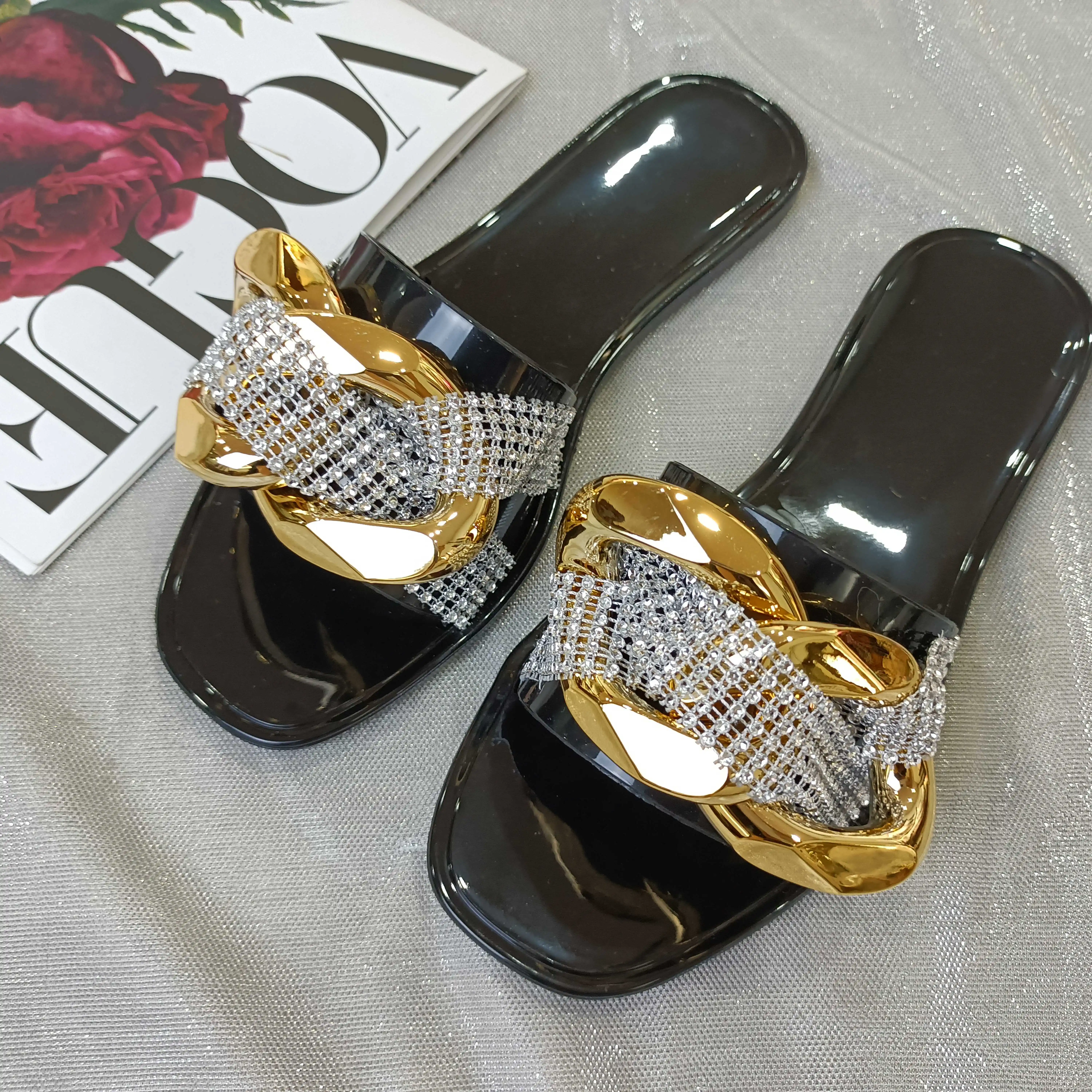 Sapatos de gelatina para mulheres com corrente de metal, chinelos e sandálias femininas da moda, atacado de fabricante 2024