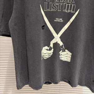 Camiseta de manga corta unisex con cuello redondo, estilo vintage lavado, estampado de tijeras modernas y diseño de índice protocolar. - Product Image 4