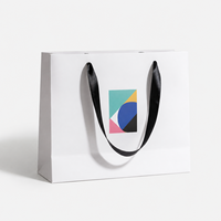 Sacs en papier cartonnés imprimés en couleur personnalisés en gros, sacs de shopping recyclables avec poignée en ruban pour l'emballage de cosmétiques et de maquillage