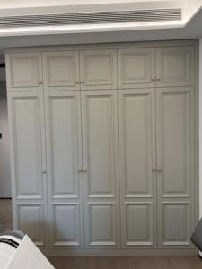 Armadio Moderno in Legno con Ampio Spazio di Archiviazione e Cassetti, Costruzione Robusta per Organizzare i Vestiti in Camera da Letto - Product Image 4