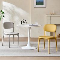 Chaise empilable en plastique nordique avec assise mate pour cuisine, coin repas, balcon, chambre