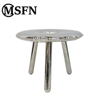 Table console moderne en acier inoxydable en forme de donut, finition miroir poli, centre creux, trois pieds, sculpture artistique pour salon