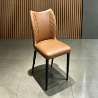 Chaise de salle à manger moderne en cuir à motif griffes de chat, avec détails de couture écaille de poisson, pieds en métal noir, pour espaces salle à manger et cuisine