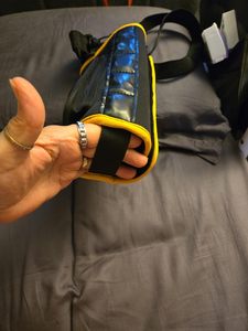 Bolsa de gimnasio magnética bolsa de manga de botella de agua magnética para gimnasio soporte de botella de agua magnética con correa ajustable para hombres o mujeres - Product Image 3