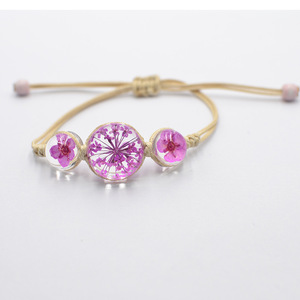 Pulseras de la amistad elásticas ajustables con cuentas hechas a mano, amuleto de la suerte con flores reales de resina de último diseño. - Product Image 3