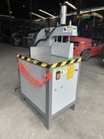 Scie à découper horizontale motorisée de haute précision à 90 degrés pour la fabrication de fenêtres et de portes en aluminium, PVC et UPVC