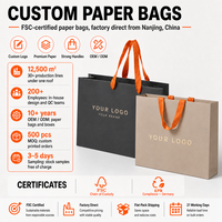   Sac en papier de luxe découpé avec poignée, logo gaufré à l'or et ruban pour emballage cadeau de bijoux, cosmétiques et boutiques