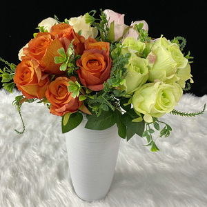 Bouquet de roses artificielles Queyiyi, 7 têtes, couleurs mélangées, décoration de table, arrangement de mariage - Product Image 1