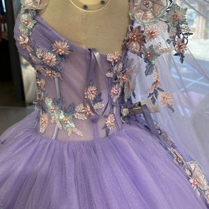 Vestido de Quinceañera/Boda Moderno con Perlas y Flores 3D en Color Lila, Escote Corazón, Cola de Capilla, Largo hasta el Suelo, Modelo XS030 - Product Image 2