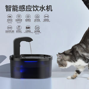 Fuente de agua ovalada para gatos Petmate con filtración automática, funcionamiento silencioso para perros y gatos, desmontable en blanco y negro - Product Image 5